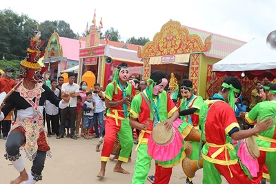 Người dân thưởng thức tiết mục múa trống Sa dăm của đội múa cộng đồng xã Châu Thành, tỉnh Vĩnh Long.