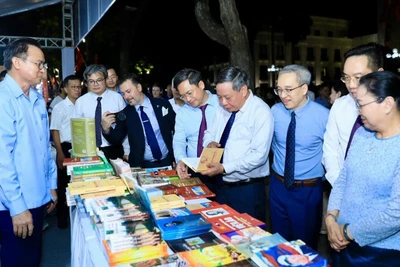 Các đại biểu tham quan gian hàng giới thiệu các ấn phẩm trong Hội sách.