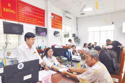 Người dân nhận kết quả tại Trung tâm Phục vụ hành chính công phường Long Xuyên, tỉnh An Giang.