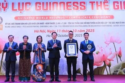 Họa sĩ Chu Nhật Quang đón nhận Kỷ lục Guinness thế giới tác phẩm “Bác Hồ đọc Tuyên ngôn Độc lập”.