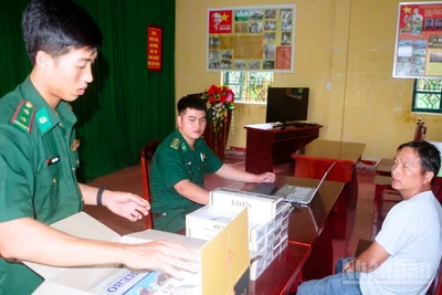 Tổ công tác đồn biên phòng Lai Hòa làm việc với đối tượng Nguyễn Văn Nhiên tại đơn vị. 