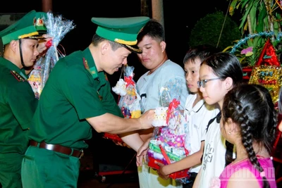Đại tá Phạm Lê Xuân Bình, Chỉ huy trưởng Bộ đội Biên phòng thành phố Cần Thơ tặng quà trung thu cho các em học sinh ở khu vực biên giới biển xã Trần Đề.