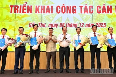 Ủy ban nhân dân thành phố Cần Thơ trao Quyết định nhiều cán bộ chủ chốt.