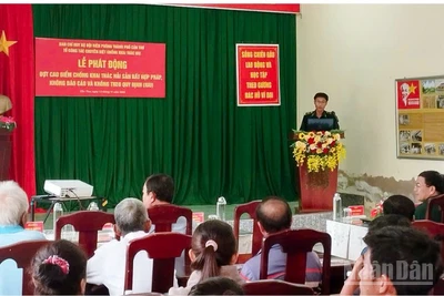 Quang cảnh buổi tuyên truyền cho ngư dân khu vực biên giới biển xã Cù Lao Dung.