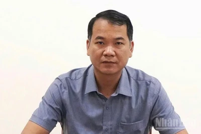 Ông Nguyễn Thanh Tâm, Phó Giám đốc Bảo hiểm xã hội thành phố Cần Thơ trả lời phỏng vấn phóng viên thường trú Báo Nhân Dân tại Cần Thơ. 