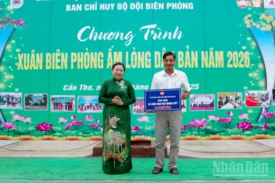 Đồng chí Hồ Thị Cẩm Đào, Phó Bí thư Thành ủy, Chủ tịch Ủy ban Mặt trận Tổ quốc thành phố Cần Thơ trao bảng tượng trưng tặng 10 căn nhà "Đại đoàn kết" cho các hộ gia đình có hoàn cảnh khó khăn.