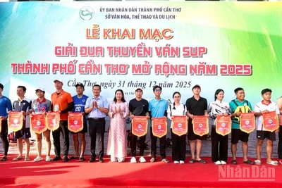 Ban Tổ chức tặng cờ lưu niệm cho các vận động viên tham gia thi đấu.