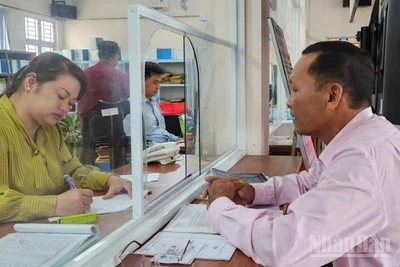 Trung tâm Dịch vụ việc làm Hậu Giang, thành phố Cần Thơ tiếp nhận lao động đăng ký việc làm.