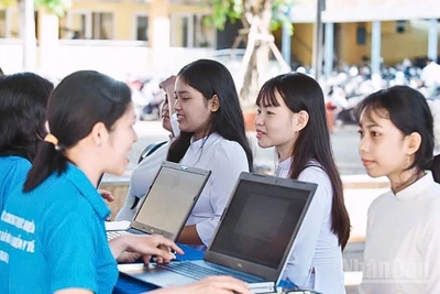 Gian hàng tuyên truyền, tư vấn, giải đáp chính sách bảo hiểm y tế học sinh, sinh viên thu hút đông đảo sự quan tâm của các em.