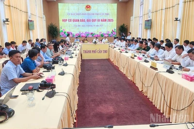 Quang cảnh họp báo, đài.