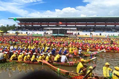 Các đội đua tập trung về khán đài dự Lễ khai mạc.