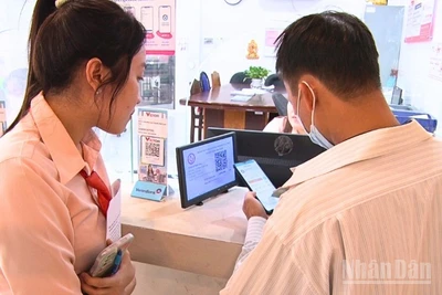 Người bệnh thanh toán viện phí trực tuyến trên hệ thống ngân hàng tại cơ sở khám chữa bệnh.