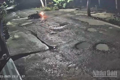 Hình ảnh ghi nhận cho thấy người tham gia giao thông trên tuyến đường này bị té ngã…