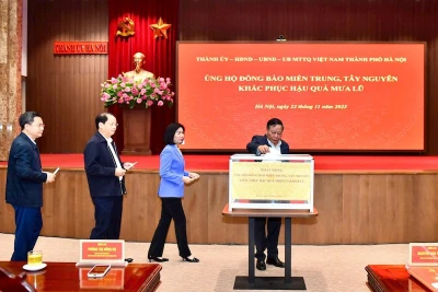 Lãnh đạo Thành ủy Hà Nội tham gia ủng hộ.
