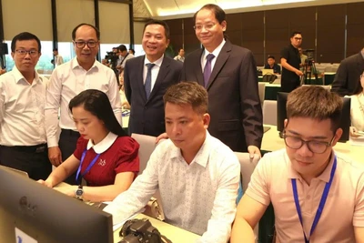 Các đại biểu tham quan quy trình tác nghiệp của phóng viên tại Trung tâm báo chí.