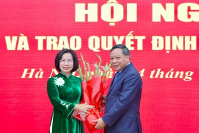 Đồng chí Nguyễn Văn Phong, Phó Bí thư Thường trực Thành ủy Hà Nội chúc mừng đồng chí Bùi Huyền Mai.