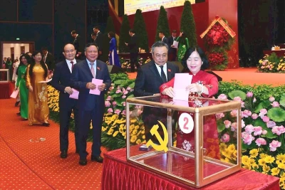 Các đại biểu bỏ phiếu bầu Ban chấp hành Đảng bộ thành phố Hà Nội lần thứ XVIII, nhiệm kỳ 2025-2030.