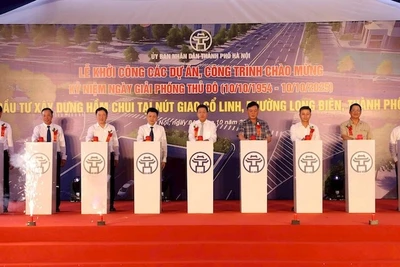 Các đại biểu thực hiện nghi thức khởi công hầm chui tại nút giao Cổ Linh.