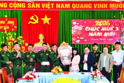 Lãnh đạo Ủy ban nhân dân tỉnh Đắk Lắk trao quà Tết tặng Đồn Biên phòng Tuy Hòa.
