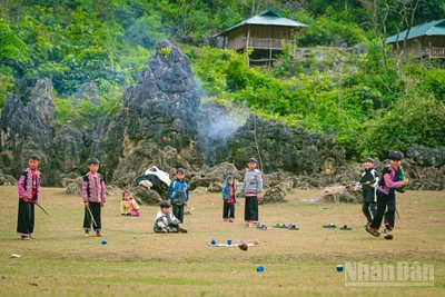 Trẻ em ở Hang Táu, xã Mộc Châu, tỉnh Sơn La. (Ảnh BẢO LONG)
