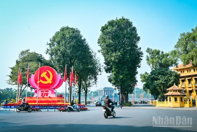 Thủ đô Hà Nội được trang hoàng rực rỡ đón chào sự kiện chính trị đặc biệt quan trọng của đất nước. (Ảnh BẢO LONG)