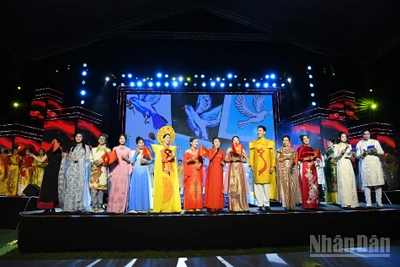 "Di sản Hà Nội” không chỉ tôn vinh thời trang Việt mang đậm hồn cốt dân tộc, mà còn lan tỏa thông điệp về một Hà Nội đang chuyển mình sáng tạo, hội nhập nhưng vẫn giữ bản sắc. Đây là minh chứng sinh động cho khái niệm “di sản sống” - nơi văn hóa không ngủ yên trong bảo tàng, mà hiện hữu, thăng hoa trong đời sống hiện đại và nghệ thuật đương đại.