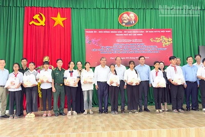 Trao quà Tết cho các em là con nuôi Đồn Biên phòng tỉnh Vĩnh Long.