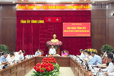 Bí thư Tỉnh ủy Vĩnh Long Trần Văn Lâu phát biểu tại hội nghị. 