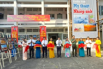 Lễ cắt băng khai mạc triển lãm nghệ thuật. 