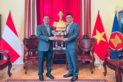 Đại sứ Lào Khampheng Douangthongla (trái) chúc mừng Đại sứ Vũ Lê Thái Hoàng nhân dịp kỷ niệm 80 năm Quốc khánh Việt Nam.