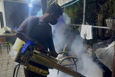 Sở Y tế Phnom Penh phát động chiến dịch phun thuốc diệt trừ muỗi. (Ảnh minh họa: Thời báo Khmer).