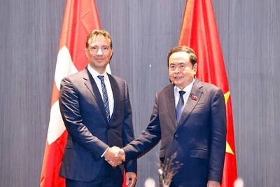 Chủ tịch Quốc hội Trần Thanh Mẫn hội kiến Chủ tịch Thượng viện Thụy Sĩ Andrea Caroni. (Ảnh TTXVN)