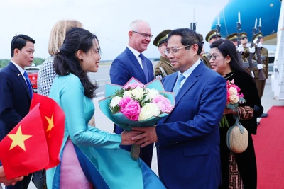 Cán bộ, nhân viên Đại sứ quán Việt Nam tại Estonia đón Thủ tướng Phạm Minh Chính và Phu nhân. Ảnh: TTXVN 