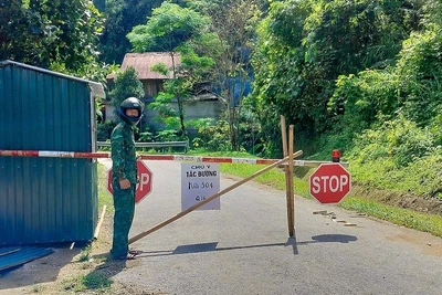 Đồn Biên phòng Nhôn Mai đã lập các chốt chặn lâm thời tại các điểm sạt lở trên Quốc lộ 16.