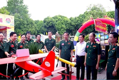 Thủ trưởng Bộ Tư lệnh Quân khu 4 tham quan trưng bày sáng kiến cải tiến kỹ thuật. (Ảnh: Báo Quân khu 4)