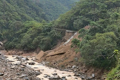 Mưa lũ gây sạt lở nghiêm trọng các tuyến giao thông ở miền Tây Nghệ An.