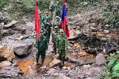 Đội hình tuần tra song phương hai nước vượt địa hình hiểm trở.