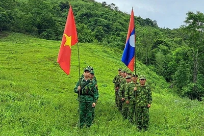 Đội hình tuần tra song phương giữa Đồn Biên phòng Cửa khẩu quốc tế Nậm Cắn và Đại đội Bảo vệ biên giới 221.