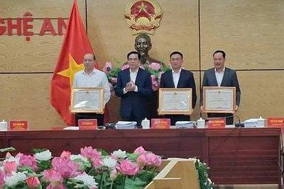 Chủ tịch Ủy ban nhân dân tỉnh Nghệ An tặng bằng khen cho các tập thể.