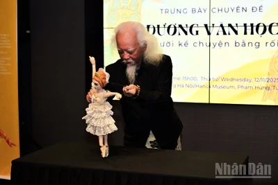 Nghệ sĩ Dương Văn Học trình diễn tiết mục Rối độc diễn "Cái chết của thiên nga".