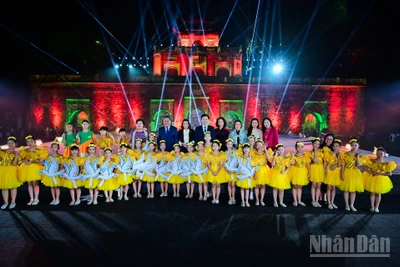 Các đồng chí lãnh đạo Đảng, Nhà nước và thành phố Hà Nội tham dự Lễ khai mạc Festival Thăng Long-Hà Nội 2025.