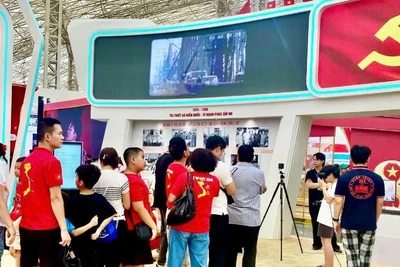 Khách tham quan xếp hàng đến với Triển lãm thành tựu đất nước 80 năm.