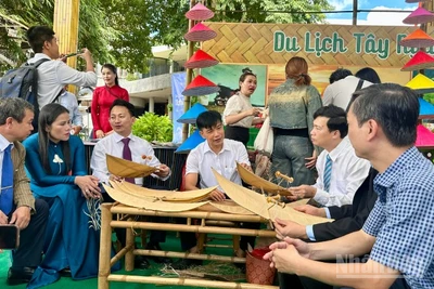 Các đại biểu tham quan gian hàng giới thiệu về văn hóa Hà Nội trong chương trình xúc tiến, quảng bá du lịch tại khu vực miền trung-Tây Nguyên.