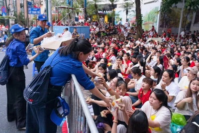 Nhân dân phấn khởi khi về Hà Nội đón Quốc khánh.