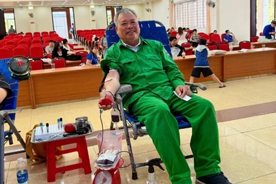 Một tình nguyện viên lớn tuổi tham gia hiến máu tại chương trình. 