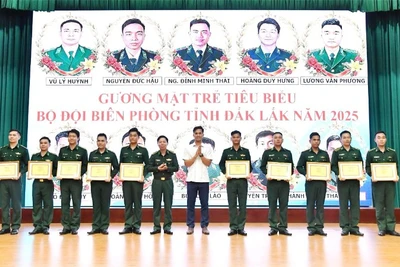 Lãnh đạo Ban Chỉ huy Bộ đội Biên phòng tỉnh Đắk Lắk và lãnh đạo Tỉnh đoàn Đắk Lắk trao tặng danh hiệu cho 10 “Gương mặt trẻ tiêu biểu”.