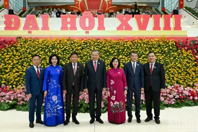 Tổng Bí thư Tô Lâm cùng các đồng chí lãnh đạo Đảng Nhà nước với lãnh đạo thành phố Hà Nội.