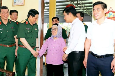 Lãnh đạo Bộ Tư lệnh Quân khu 3 thăm, tặng quà đối tượng chính sách tại phường Đồ Sơn, thành phố Hải Phòng. (Ảnh: ĐỨC VIỆT)