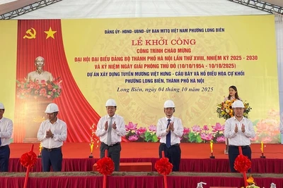 Các đại biểu thực hiện nghi thức khởi công Dự án xây dựng tuyến mương Việt Hưng-Cầu Bây và hồ điều hòa Cự Khối.