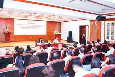 Thành ủy Hà Nội lấy ý kiến góp ý của đại diện chức sắc tôn giáo, trí thức, nhà khoa học, văn nghệ sĩ vào dự thảo văn kiện Đại hội Đảng bộ thành phố nhiệm kỳ 2025-2030. (Ảnh Quang Thái)